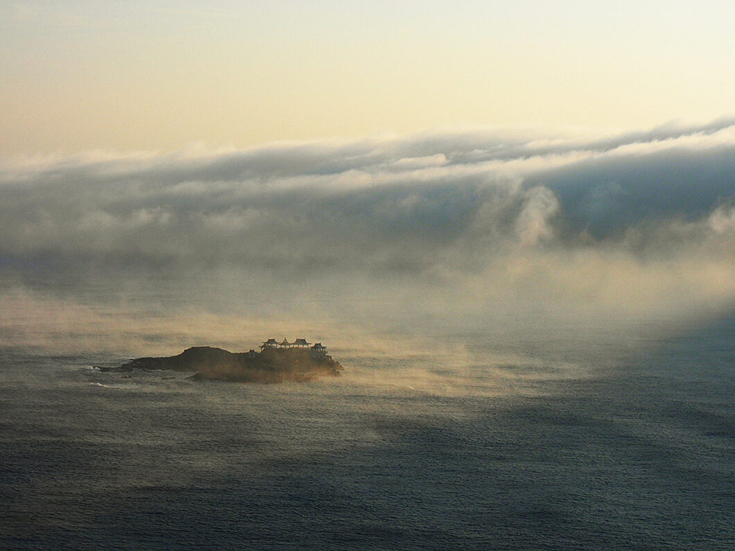 Ryugujo Castle seen from the hotel Morning mist