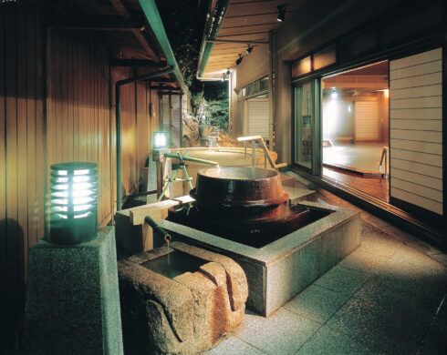 Kutani hot springs (open-air Goemon bath ~ tub bath)