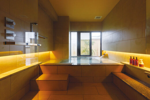 Photo: The semi-open-air bath in the new "Sokaku" guest room