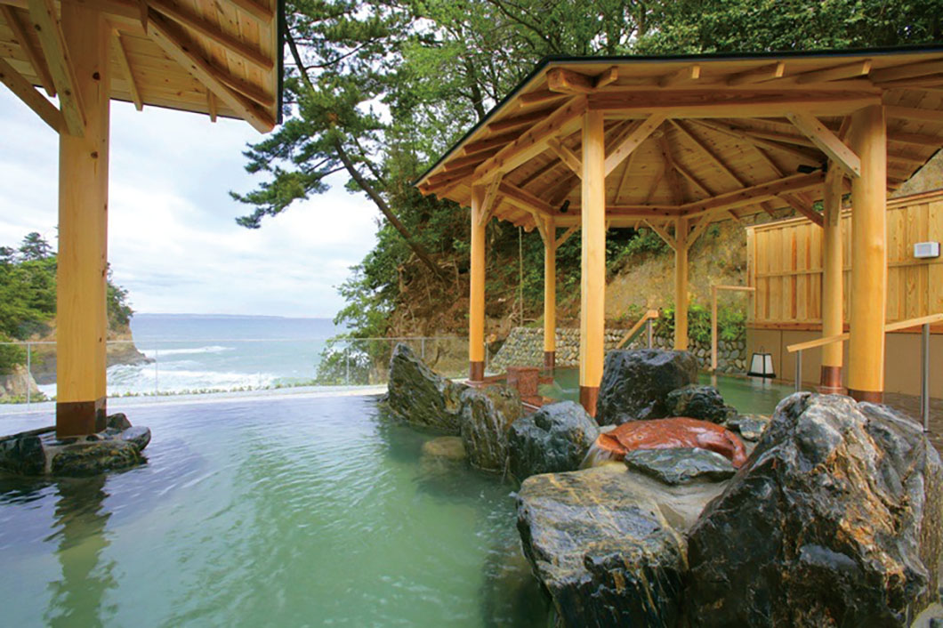 Photo: Izura Kanko Hotel/Open-air bath with natural hot spring water
