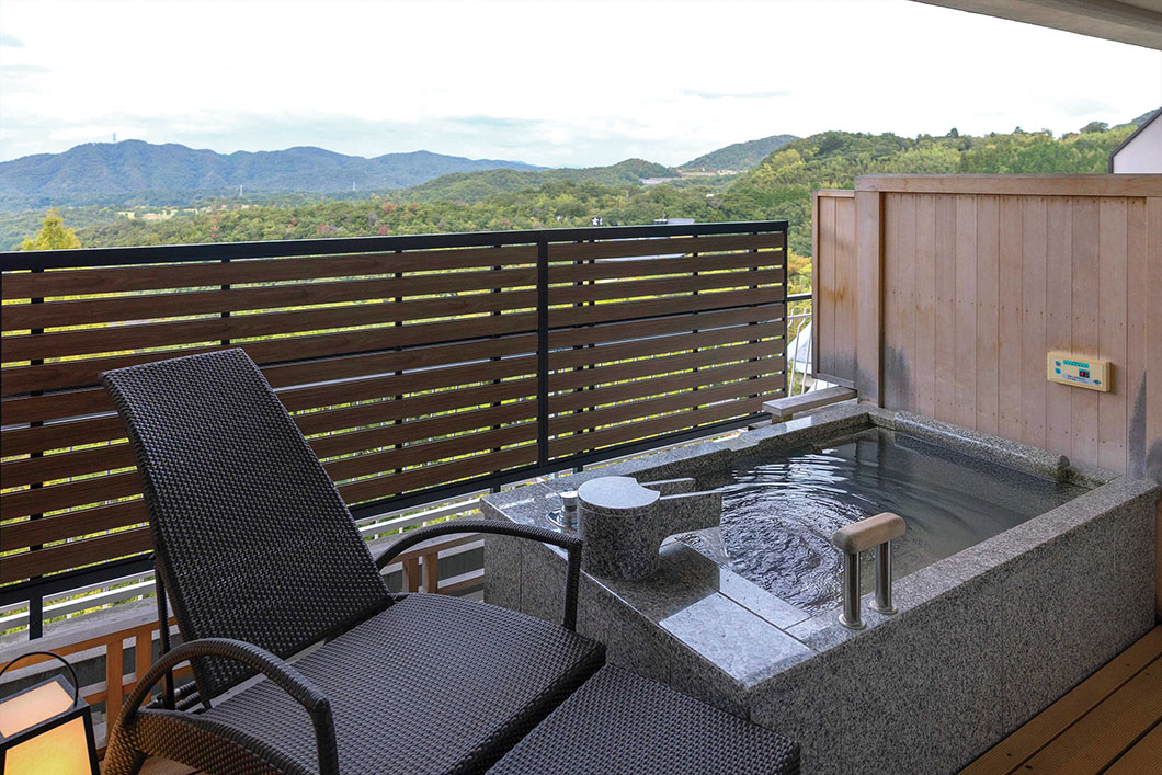 Image: Hyoe Koyokaku guest room with open-air bath