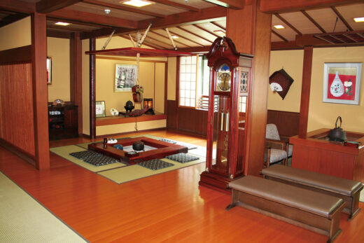 Photo: Oomaki Onsen Kanko Ryokan Lobby