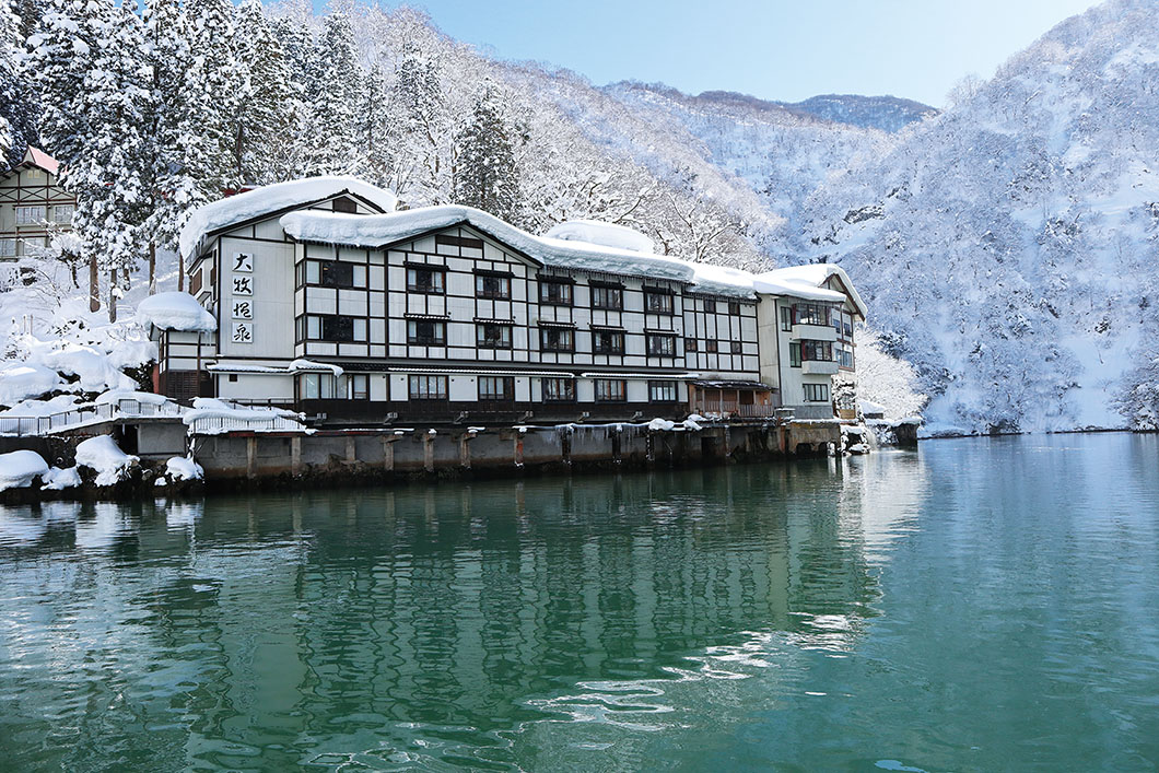 Photo: Oomaki Onsen Kanko Ryokan Omaki exterior in winter