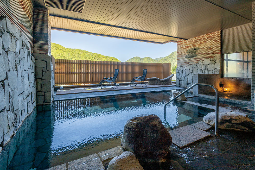 Photo: Women's open-air bath and outdoor bathing space