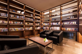Image: Noguchi Bunko features an owner's library that displays books read by the previous manager, Noguchi Hideo, and a Hokkaido local mystery library that features mysteries set in Hokkaido.