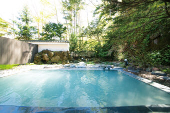 Image: In the open-air bath, you can be naturally purified and feel the clear air on your skin while enjoying the fresh hot spring water directly from the source.