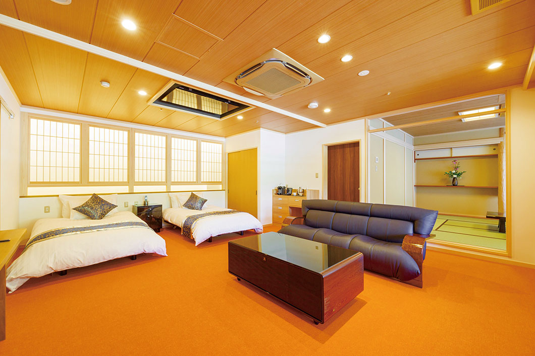 Image: Japanese-Western style suite with open-air bath