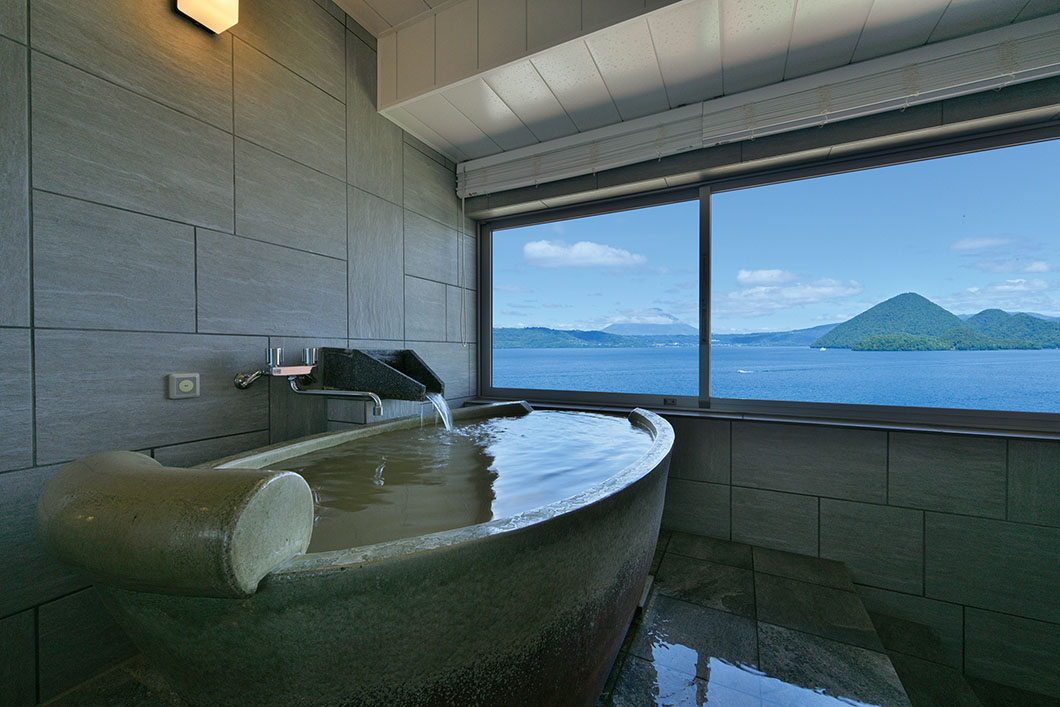 Photo: The ceramic panoramic bath in Room 1941, a Western-style room with hot spring panoramic bath.