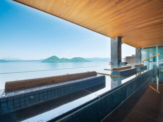 Image: The large public bath on the top floor, "Hoshi no Yu," has an infinity-like reclining bath.
