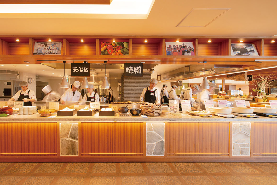 Photo: A lively live kitchen where a team of chefs show off their skills with "freshness" as their motto.
