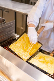 Photo: One example of the tamagoyaki (Japanese rolled egg) that is cooked right before your eyes at the breakfast buffet.