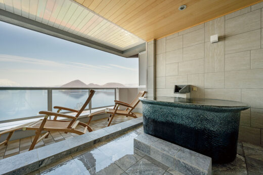 Photo: The terrace of the "Saunoa Room" overlooking Lake Toya and Mount Yotei. The cold bath and outdoor bathing are also part of the "Totonoi experience."