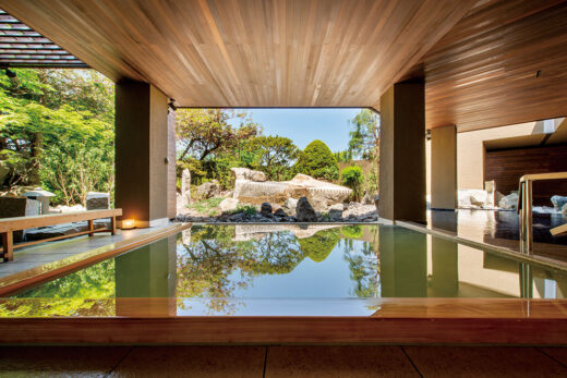 Photo: The open-air bath "Tsuki no Yu" on the first basement floor. The colors of the garden change with the seasons and float on the surface of the water.
