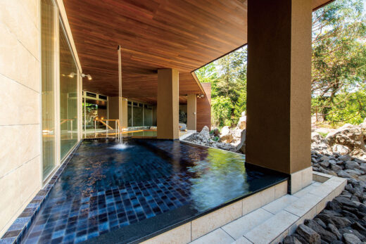 Photo: The open-air bath at the large public bath "Tsuki no Yu" on the first basement floor. It is lit up at night and shines blue.