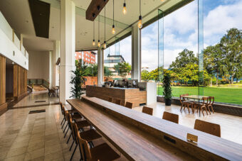 Photo: Library & Cafe "BLOSSOM COFFEE". A cafe surrounded by books related to the Toya region. Enjoy a wide variety of croissants and French toast.