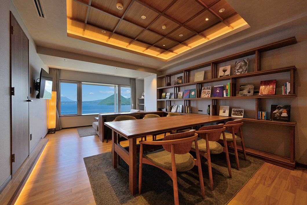 Photo: Room 1941, a Japanese-Western style room with a hot spring panoramic bath. The relaxing living room is filled with the scent of wood.