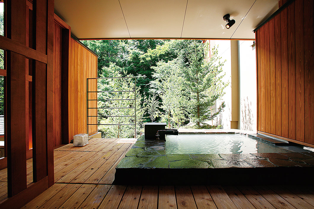Photo: A Japanese-style room (DW type) with an open-air bath fed by a natural hot spring, combining Japanese elegance and Western sophistication. The 92 m2 space also includes a room for meals, where preparations can be made through the "second door."