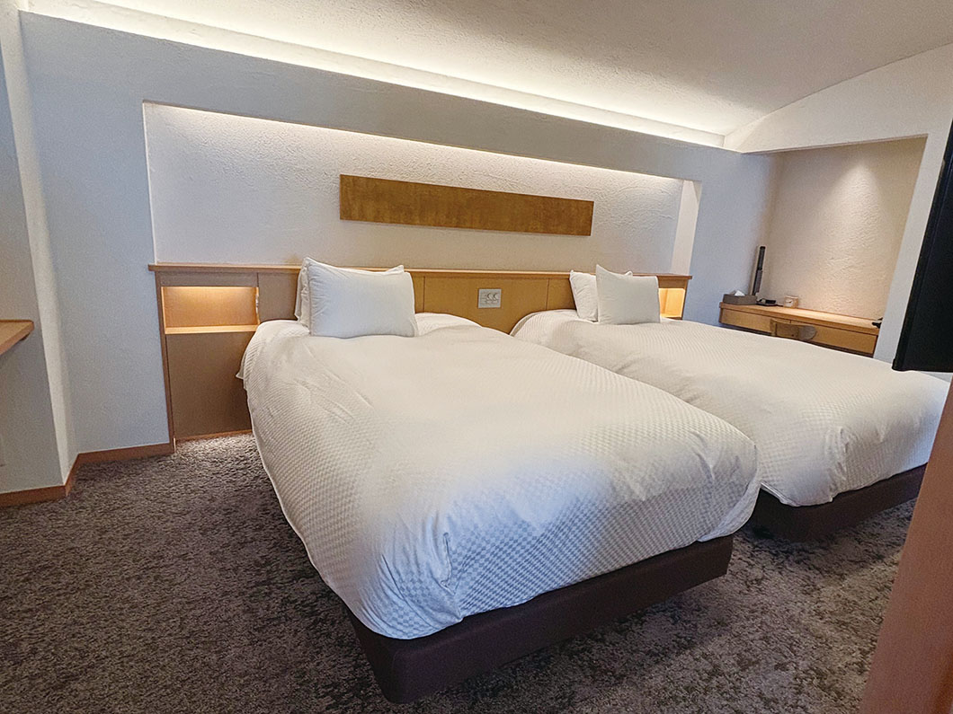 Image: Japanese-Western style room with indoor hot spring bath