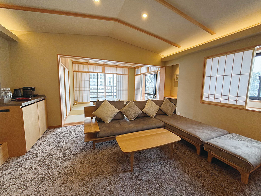 Image: Japanese-Western style room with indoor hot spring bath