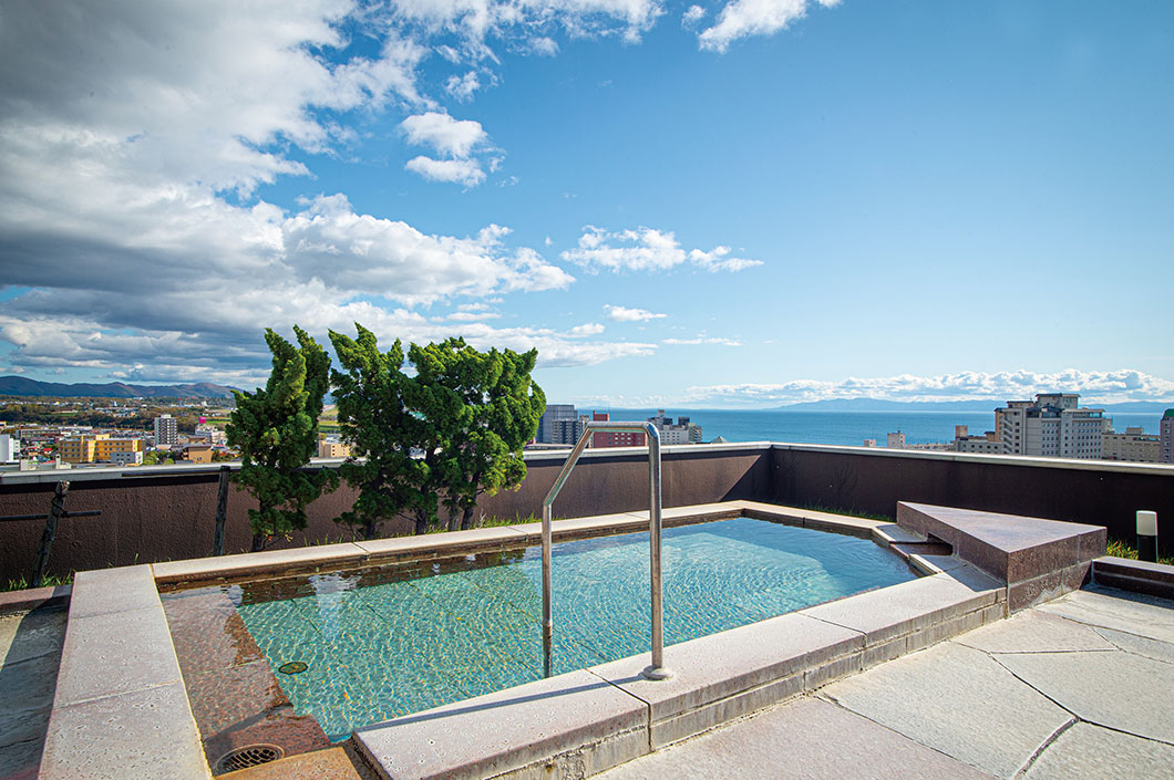 Photo: An open-air observation bath overlooking the cityscape of Hakodate, one of Japan's three great night views