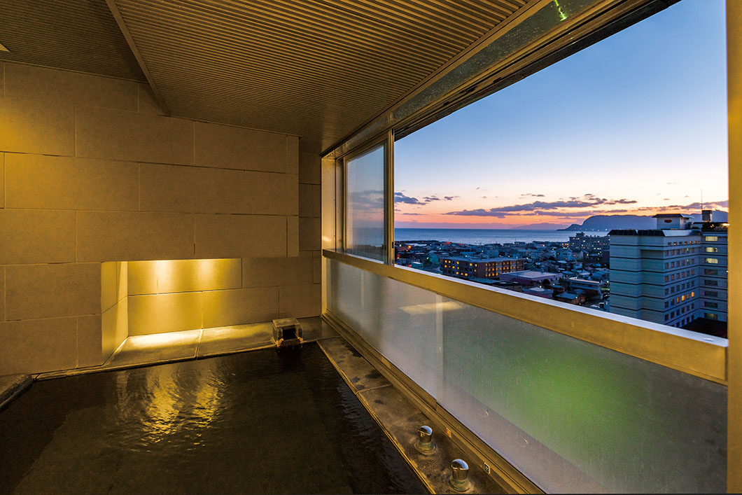 Image: The hot spring panoramic bath in the maisonette suite.