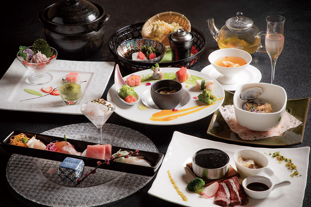 画像：旬の食材が集うホテルオリジナルの和洋会席料理（一例）。
