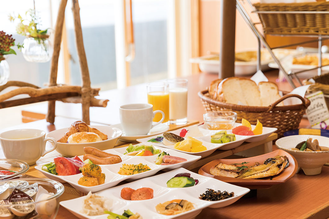画像：いなとり荘朝食バイキング風景