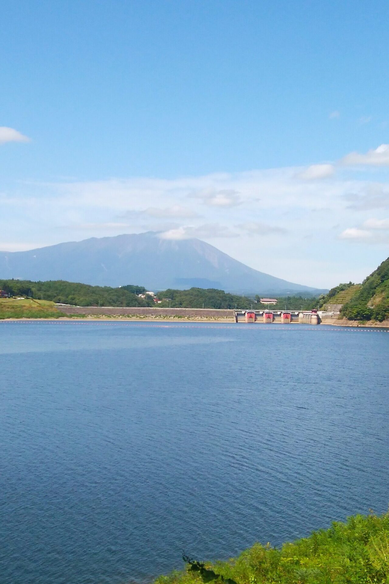 画像：御所湖と岩手山