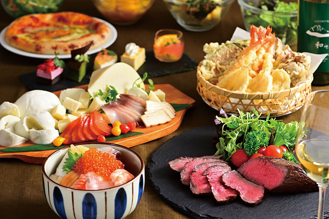 画像：地元食材をふんだんに使用した季節限定メニューなど約90種が並ぶディナービュッフェ。