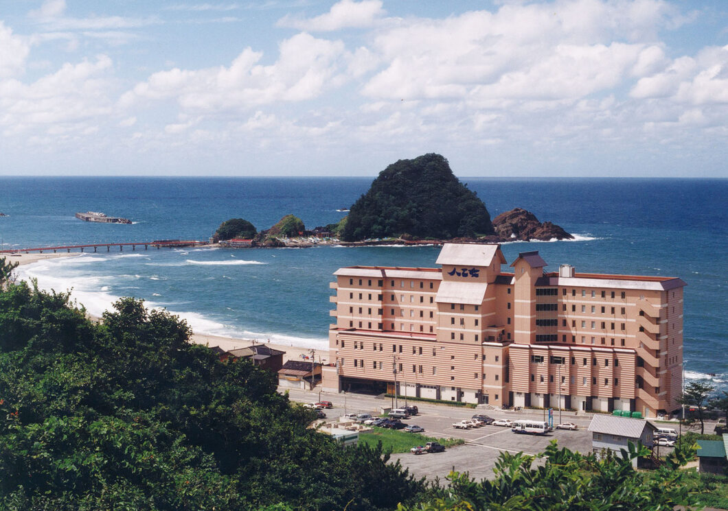 日本海の絶景に包まれる海辺の宿
