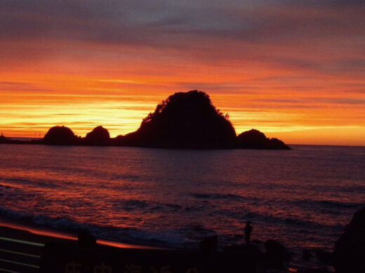夕焼けが広がる海岸風景
