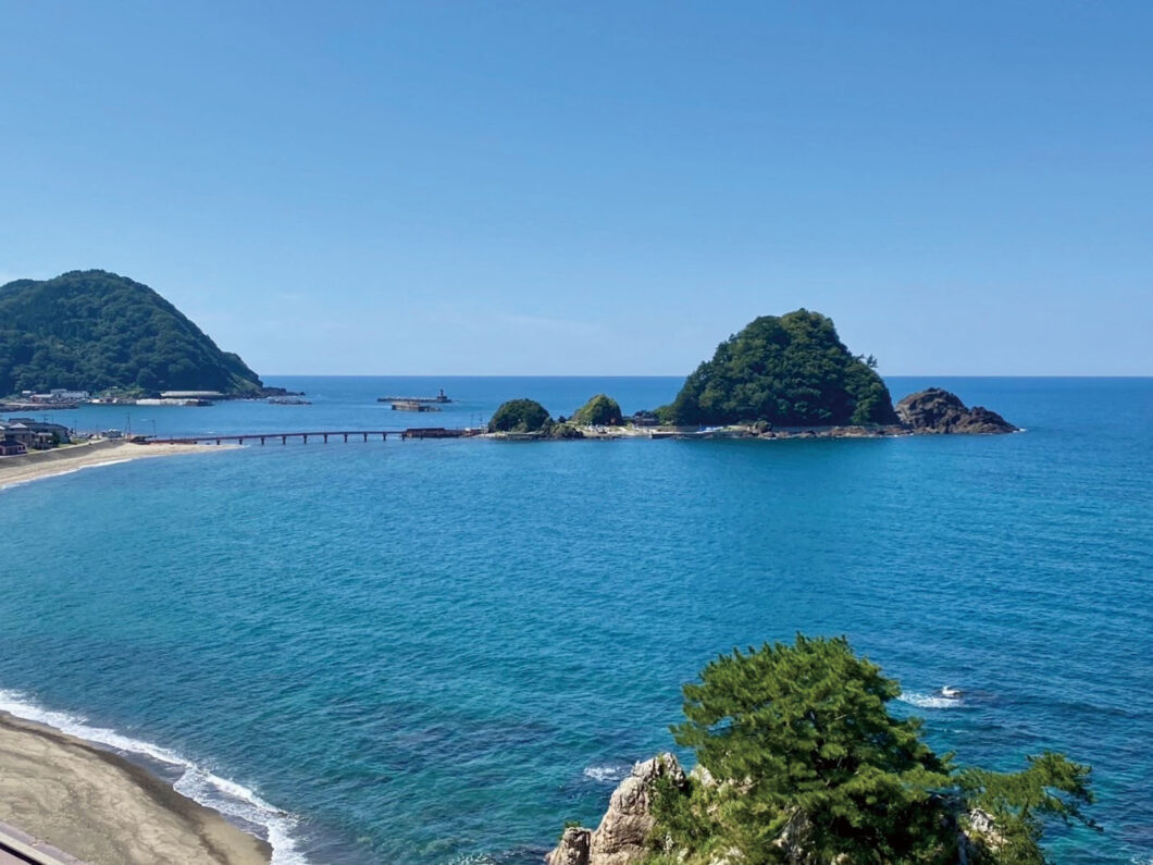 山形県の美しい海と島々