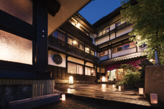 深山荘高見屋外観